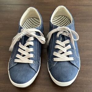 Taos Star Blue Wash Denim Lace Up Sneakers.  Women's Size 9.